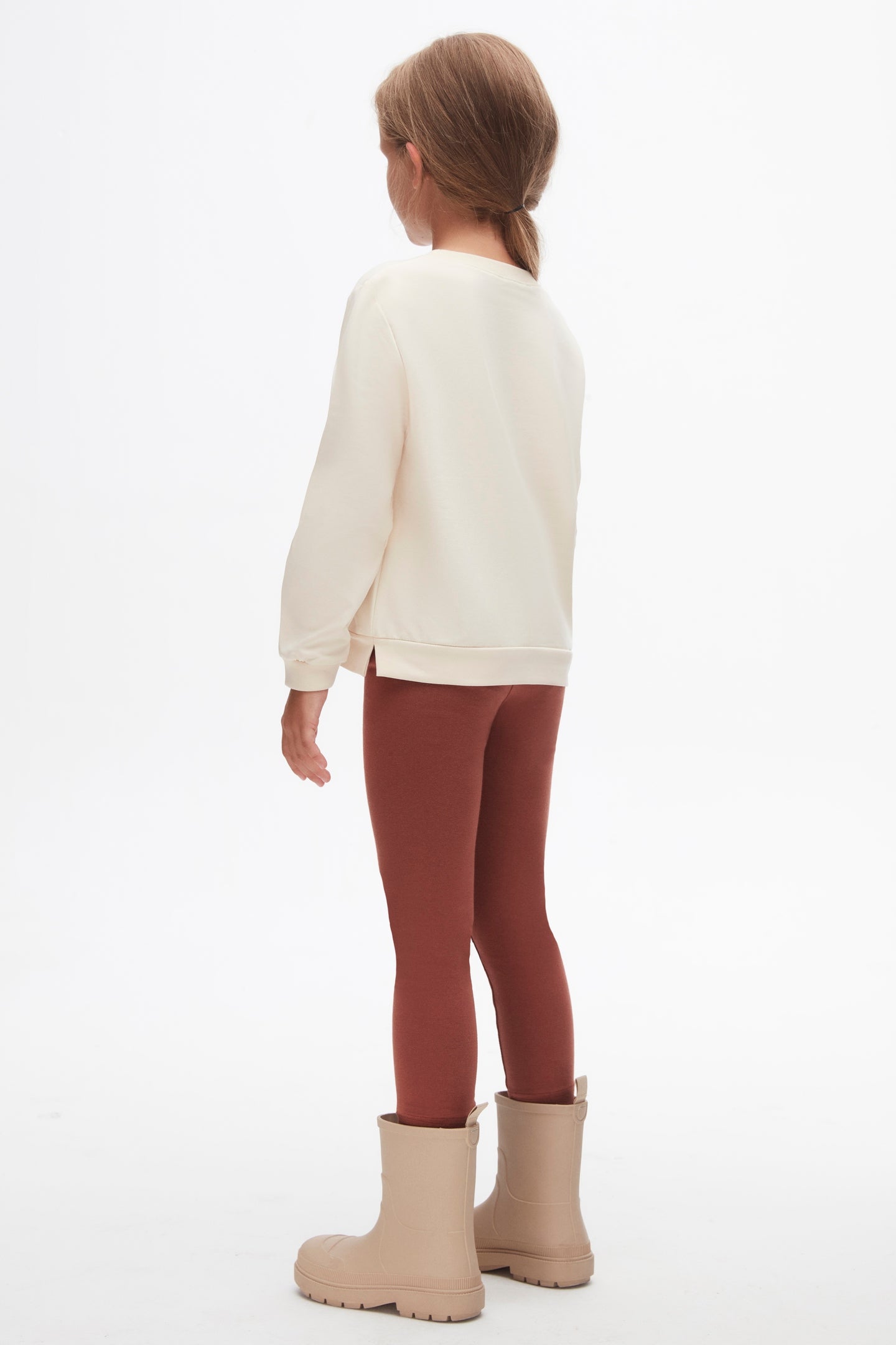These soft and comfortable cotton leggings come in a warm terracotta shade, making them the perfect piece for fall and winter wear.