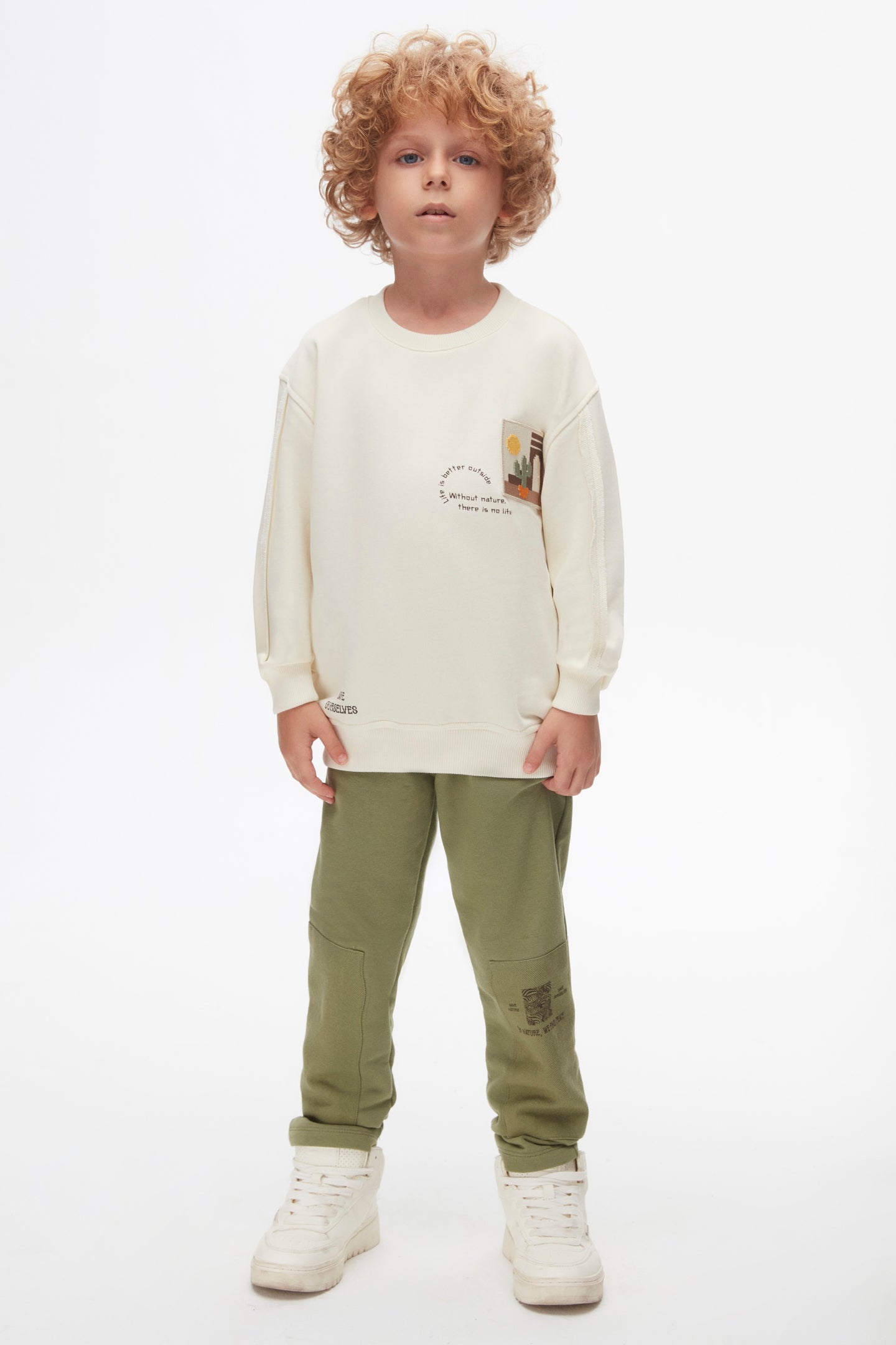 Boys and girls cream sweatshirt.The crew design and soft cotton fabric ensure a comfortable fit.