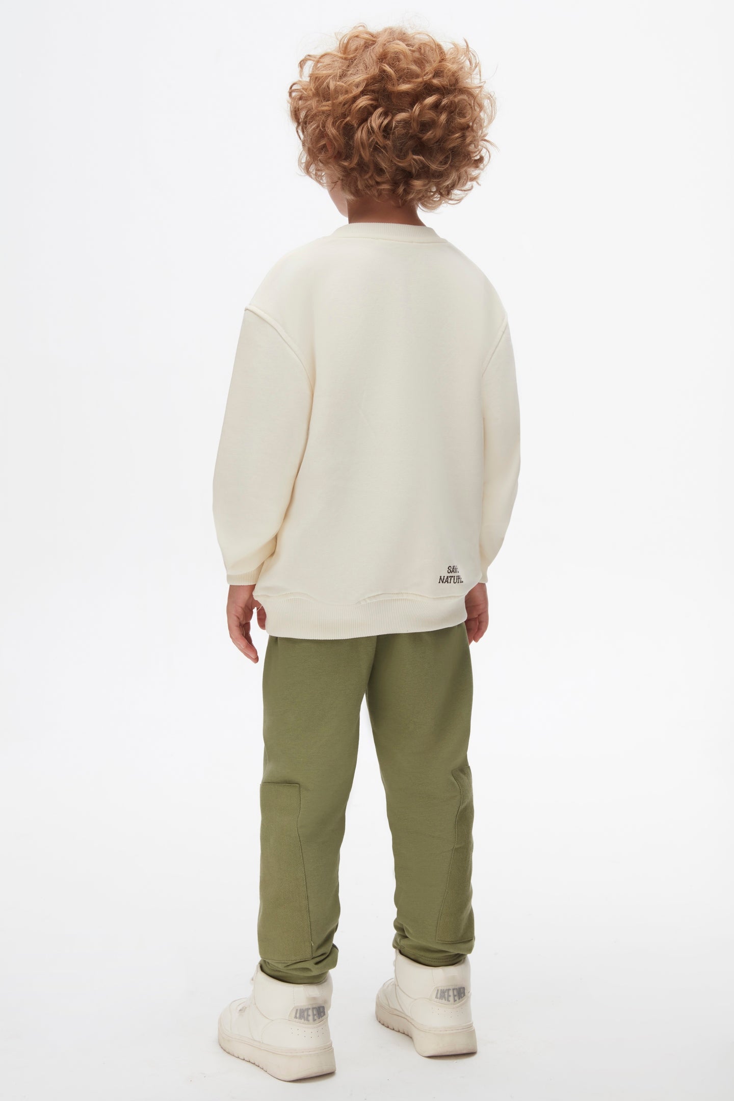 Boys and girls cream sweatshirt.The crew design and soft cotton fabric ensure a comfortable fit.